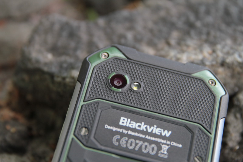 Blackview bv6000 задняя крышка имеет болты фото