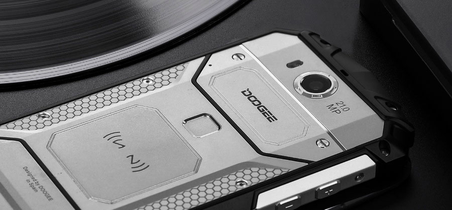 Doogee S60 Silver имеет полную защиту от воды и пыли в соответствии с сертификатом IP68.
