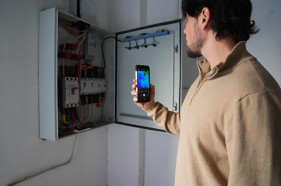 Использование защищенного смартфона с тепловизором для диагностики электрооборудования и поиска перегрева в проводке.