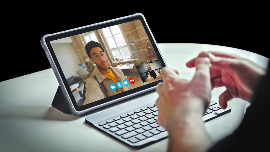 У AGM Pad P1 with Keyboard стоит отметить стереодимики, разъём для наушников
