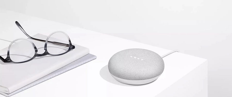 Google Home Mini имеет голосовое и сенсорное управление