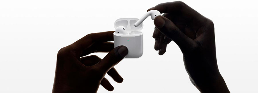 Apple AirPods 2019 (2 поколения) with Wireless Charging Case  Тип — разновидность наушников по типу их использования. Могут быть наушники с микрофоном (модели с микрофоном, чаще всего встроенным в кабель, для таких наушников характерно хорошее качество звука и возможность использования в качестве гарнитуры вместе с мобильными устройствами. Большинство подобных наушников обладают четырехконтактными разъемами mini Jack 3.5 mm), без микрофона (модели для персонального прослушивания звуковых записей, в подобных моделях отсутствует микрофон и нет возможности использования в качестве гарнитуры), гарнитуры для компьютера (гарнитуры, предназначенные для использования вместе с компьютерами, оборудованы микрофонами разных форм-факторов. В качестве соединительного разъема могут использоваться два штекера mini Jack 3.5 mm, один из которых предназначен для подключения микрофона, а второй для подключения наушников или интерфейс USB. Компьютерные гарнитуры могут быть беспроводными или проводными. ), гарнитура для телефона (наушники с микрофоном, предназначенные для использования вместе с мобильными телефонами. Зачастую подобные гарнитуры идут в комплекте с мобильными телефонами и могут иметь фирменный проприетарный разъем. Рассчитаны для общения и не обладают высоким качеством звука) TWS ("полностью беспроводные")
